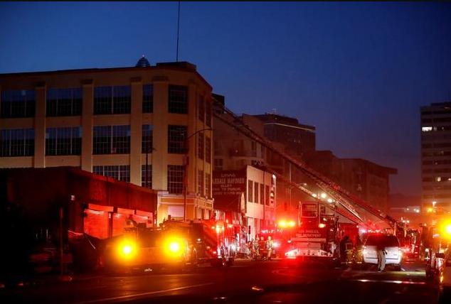 洛杉矶发生巨大爆炸，现场腾起蘑菇云，附近居