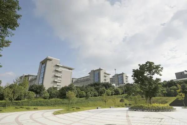眉山市唯一一所省级示范高职院校，被誉为“见桥大学”