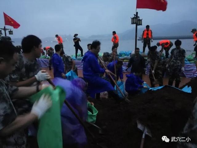 湖北武穴實驗二小：深夜奮戰(zhàn)搶險，馳援濱江公園