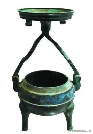 放羊老汉山崖下避雨，背上有点硌，随手一拨，