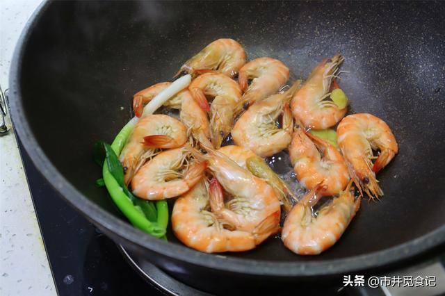 鲜虾，用水煮鲜味就跑了！海边渔民教你一招，虾肉不柴，鲜香软滑