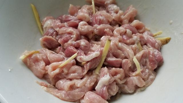 又香又好吃的酸菜肉丝粉，做法跟材料很简单，想吃就做