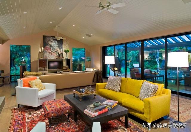 把黄色沙发设计成客厅焦点，与众不同的客厅装饰