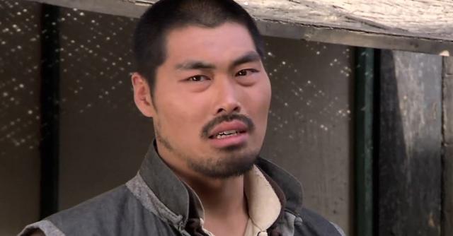 演了十年抗日神剧，收入却不足妻子十分之一，妻子却红得不像话