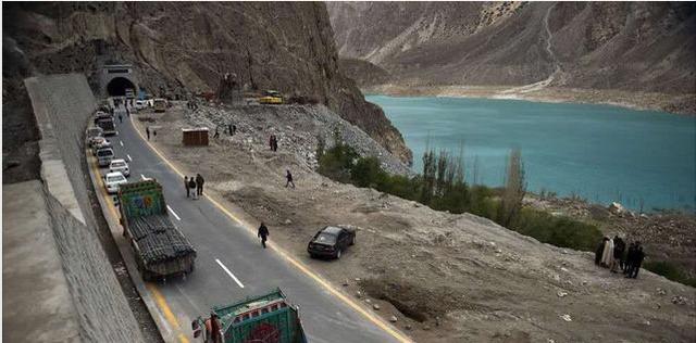 印军后院再起火，补给线难修复，一线士兵躲进洞穴，军内矛盾激化