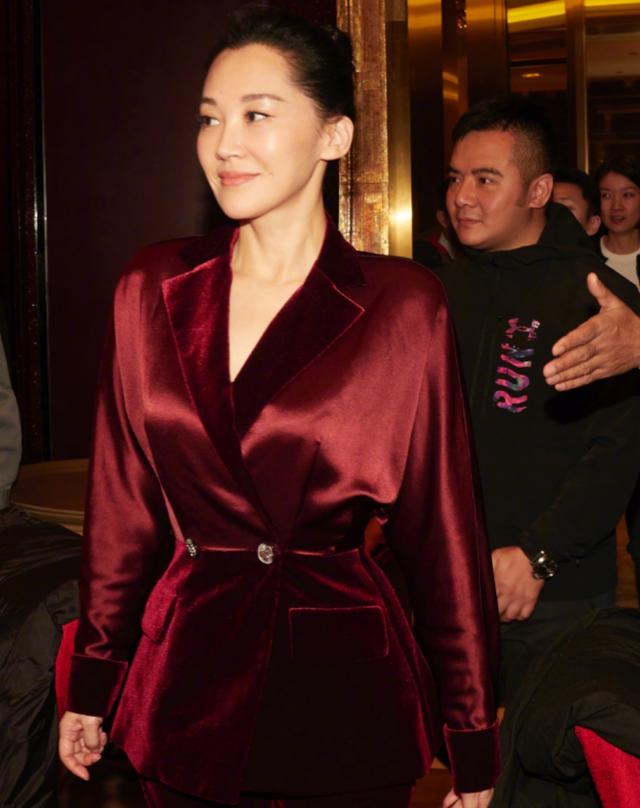 51岁的许晴：情史如此丰富，为何至今仍单身？网友表示：不敢娶