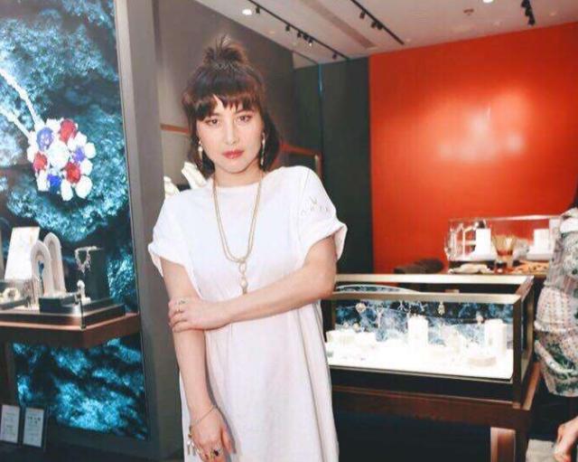 赌王最叛逆千金晒照，父亲离世一个多月后，与