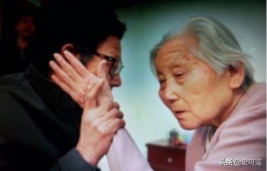 曾因抗日离家16年，当上司令后回乡寻母，发现白发老母当街乞讨