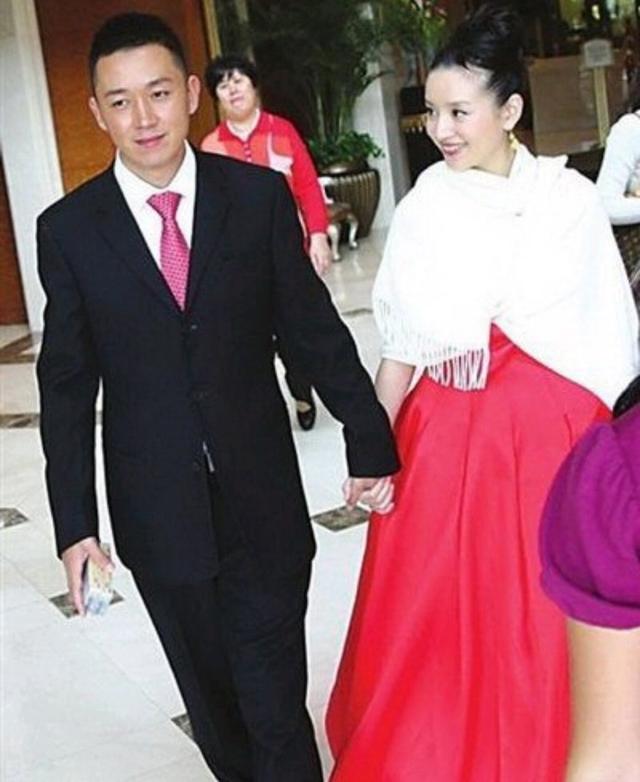 "白莲花"董洁，清纯背后婚内出轨，反咬潘粤明一口