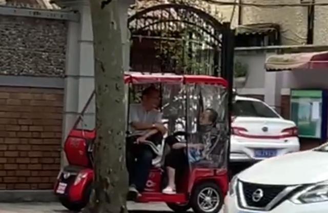 百万|爷爷奶奶花百万给孙女补课 希望能考上清华考现场几度落泪