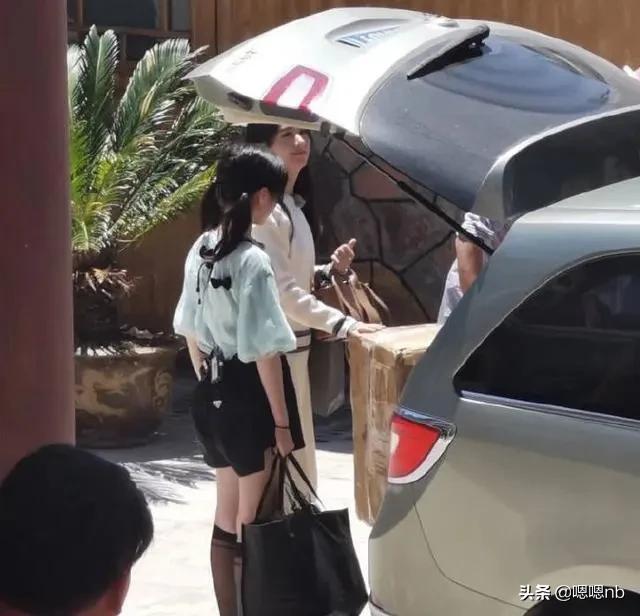 赵丽颖黑长直头发录《中餐厅》，身材瘦力气大，提大箱子爬楼梯