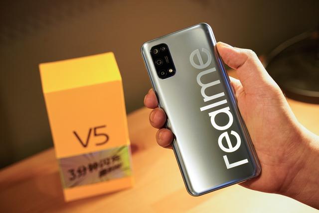 realme V5评测：潮美外观，最便宜的5G长续航手机