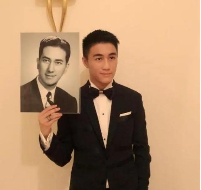 何猷君又思念父亲，晒出赌王长孙手拿球拍，小手肉嘟嘟力气大