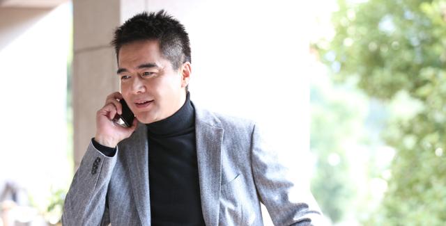 他与蔡国庆是同学，四任老婆都是美女，演技好到上街被人骂