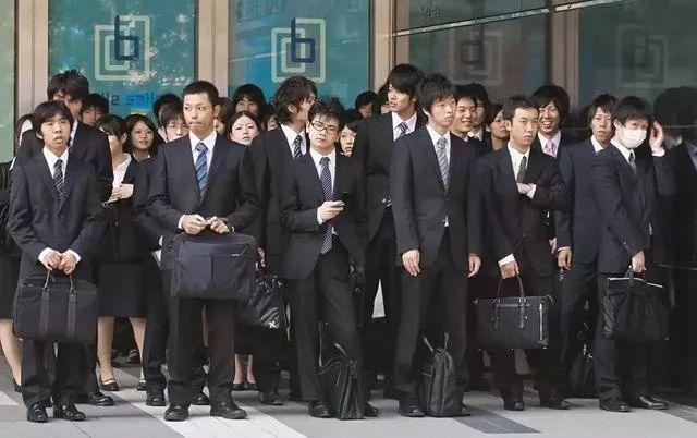 日本人为什么喜欢带长雨伞，很少有人带折叠伞？