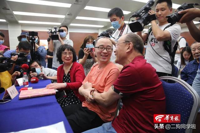 1分钟时间，2岁半孩子丢失32年，认亲现场让人泪