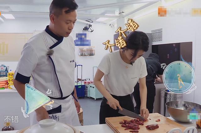 林大厨对赵丽颖也太好了吧，切肉时狂夸不停，
