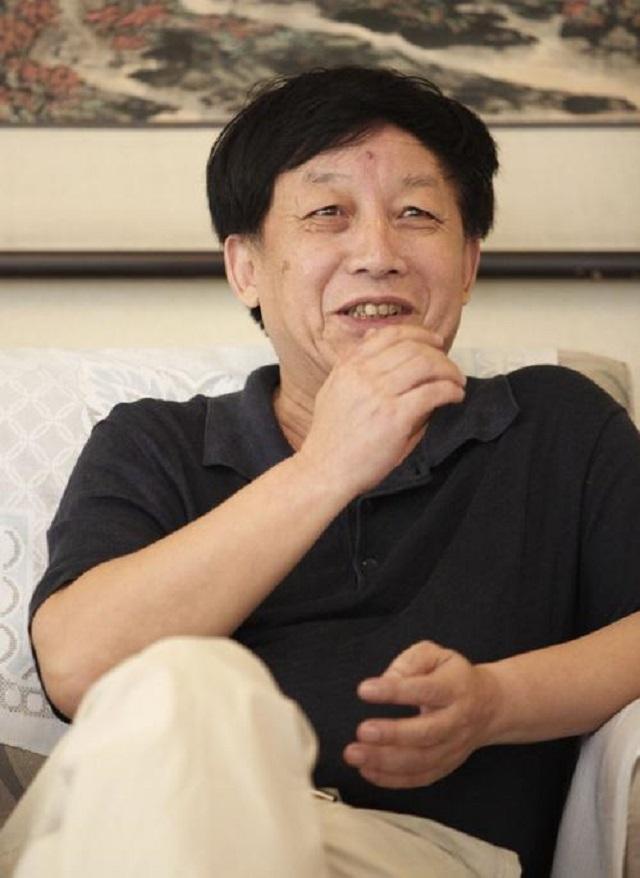 人气爆棚的副教授易中天为何没能转正？