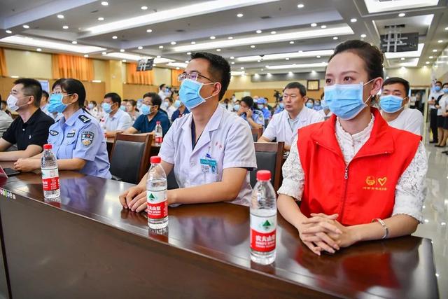 “疫路‘邮’您 2020中原力量” ，《众志成城 抗击疫情》邮票捐赠仪式在郑州举行