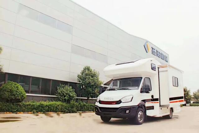 秦帝依維柯維拉雙拓版C型房車，橫掃旅途障礙