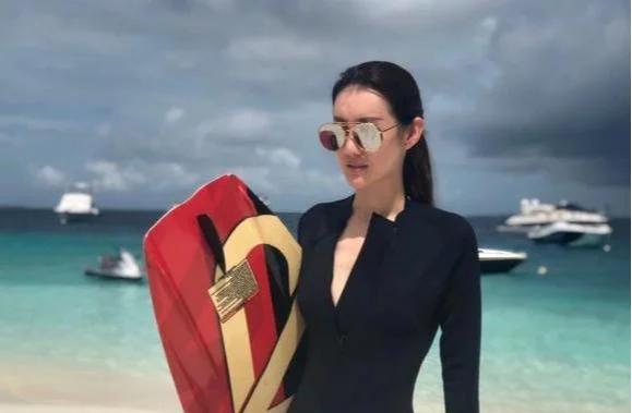 王宝强女友素颜现身，开男友豪车上班，全身穿