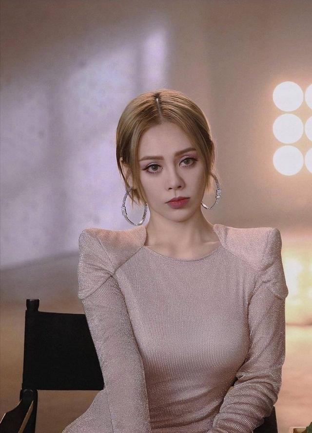 脸的|宁静用和自己撞脸的杯子 能演能唱能跳能做动画师