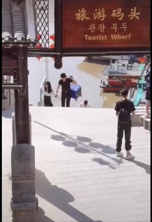 赵丽颖与黄晓明现身超市，两人购置厨房用品，全程热聊不停