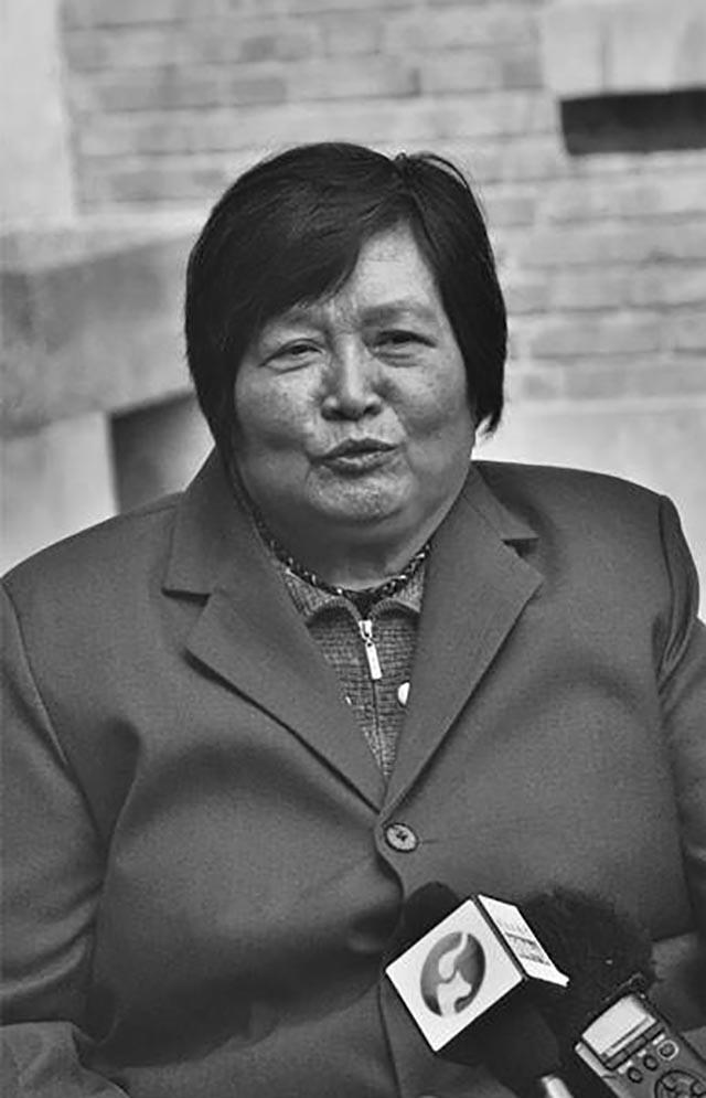 焦守凤,在酱菜厂当工人,每天切辣椒，父亲焦裕禄