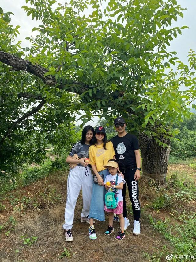 汪峰一家四口上山摘桃，章子怡小腹平坦，小苹果身高赶上妈妈