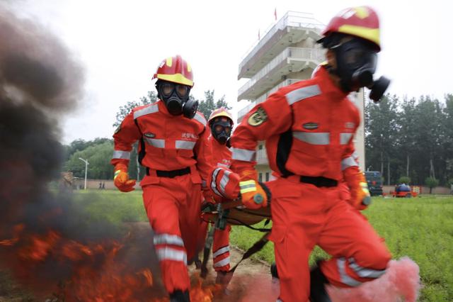 八一|武警官兵穿越废墟和地下管道 展开抢险救援演练