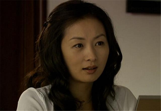 当时大红的她瞧不起赵薇，如今49岁孤独一人，而且还沦为龙套