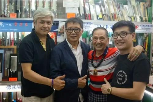 他被誉为“中国刀王”，磨一把刀要1000元，国外