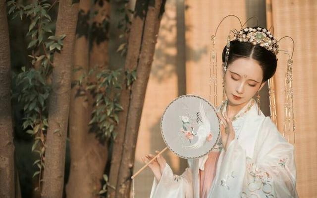 作为中国的传统服饰汉服，发扬历史文化也会这么幸酸，多漂亮啊