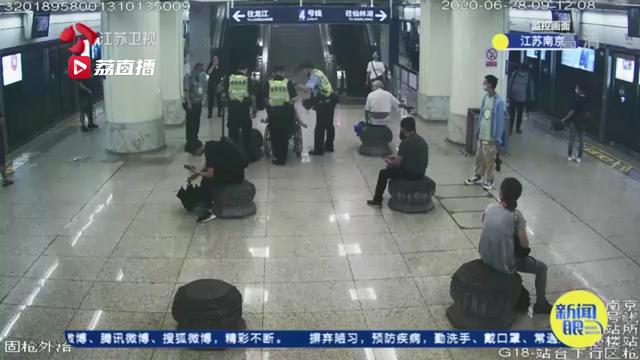 女子地铁上突然大出血 民警推轮椅狂奔送医