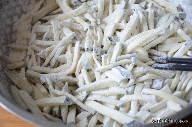 1个茄子，1小碗面粉，上锅一蒸，当饭又当菜，和