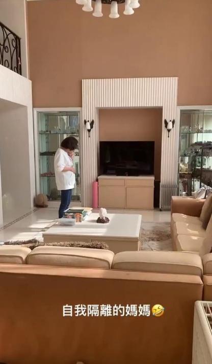 何超莲送别赌王后首更新动态，曝光窦骁入住三太豪宅同居“试婚”