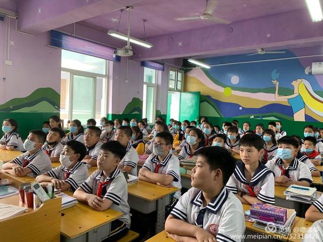 �ͷ���У԰ ���λ��ɳ��������ڶ�ʮ��Сѧ���ν����������ʵ