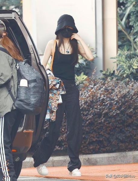 杨幂海洋之心项链搭配渔夫帽+黑色背心，一身