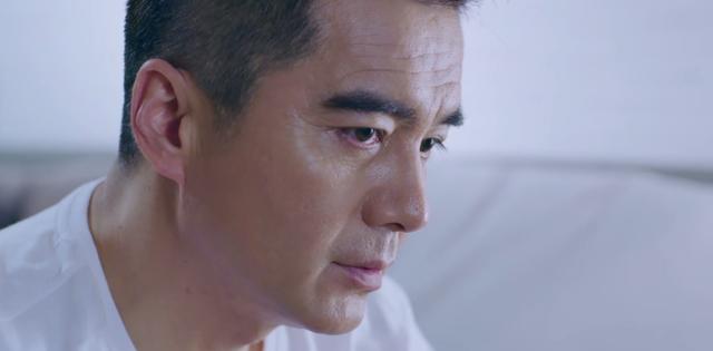 他与蔡国庆是同学，四任老婆都是美女，演技好到上街被人骂