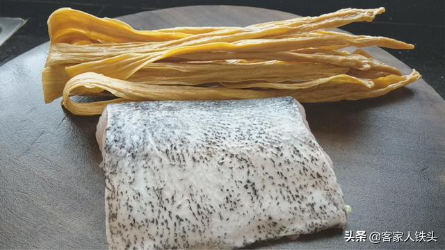 腐竹鱼腩煲：一锅夏季超下饭的美味，汁浓味香，米饭都要多煲一点