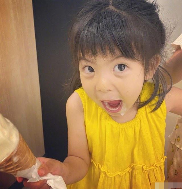 贾静雯夫妇为小侄女庆生，波妞显害羞，躲妈妈怀里脸都快挤没了