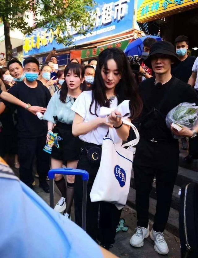 赵丽颖与黄晓明现身超市，两人购置厨房用品，全程热聊不停