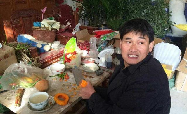 在“大衣哥”的门前，看到了人性的丑陋，朱之