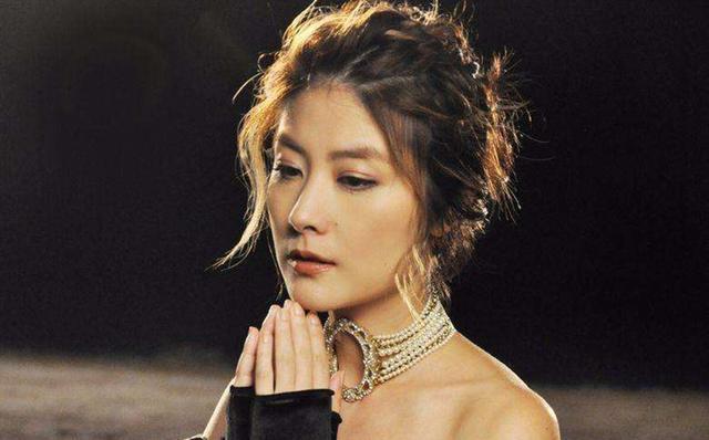 46岁陈慧琳近照曝光，与助理一同现身超市，打扮