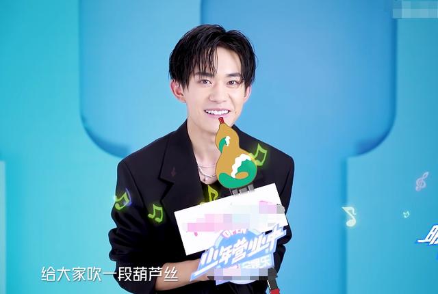 千玺成“少年探索者”，谈男团选拔标准，最想展示的个人技太期待