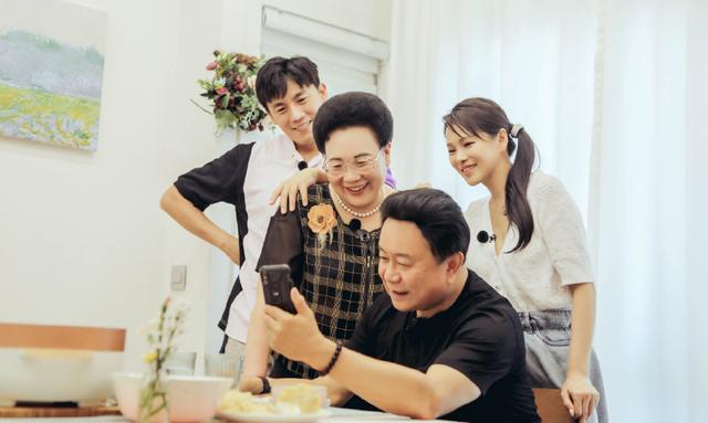 母爱超伟大！秦昊妈妈为“走”进儿子婚礼，做手术“废”了一条腿