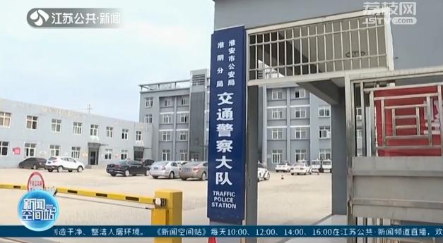 加塞■男子变道抢行撞伤两人 加塞不成变“路怒”