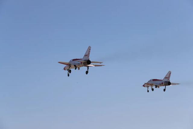 舰载战斗机飞行员“后浪”是这样诞生的……