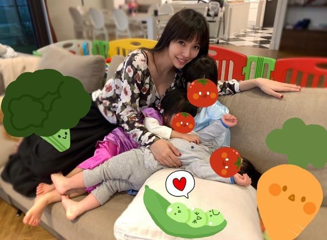 王力宏6岁女儿为自己做蛋糕庆生，因家人不能吃甜拒绝放糖情商高