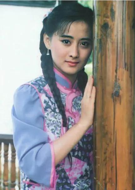 27年后《梅花烙》演员现状，女主陈德容情路坎坷，女配却幸福美满